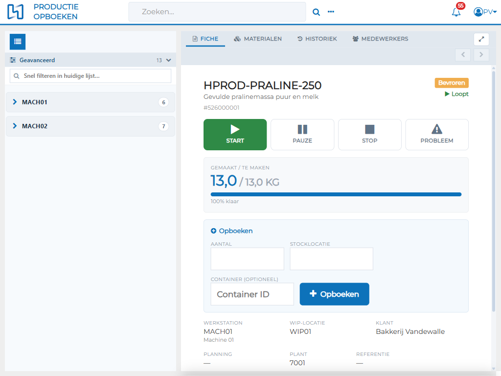 De operator boekt de productie op