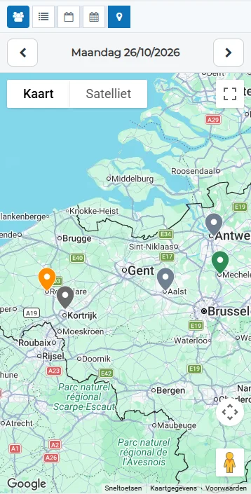 **Echt scherm uit de demo-omgeving**, met fictieve gegevens. De kaart van de dag op de gsm, met de interventies in Roeselare, Kuurne, Aalst, Antwerpen en Mechelen. Klik om te vergroten.